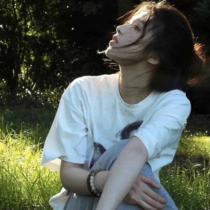 她的微笑像颗糖